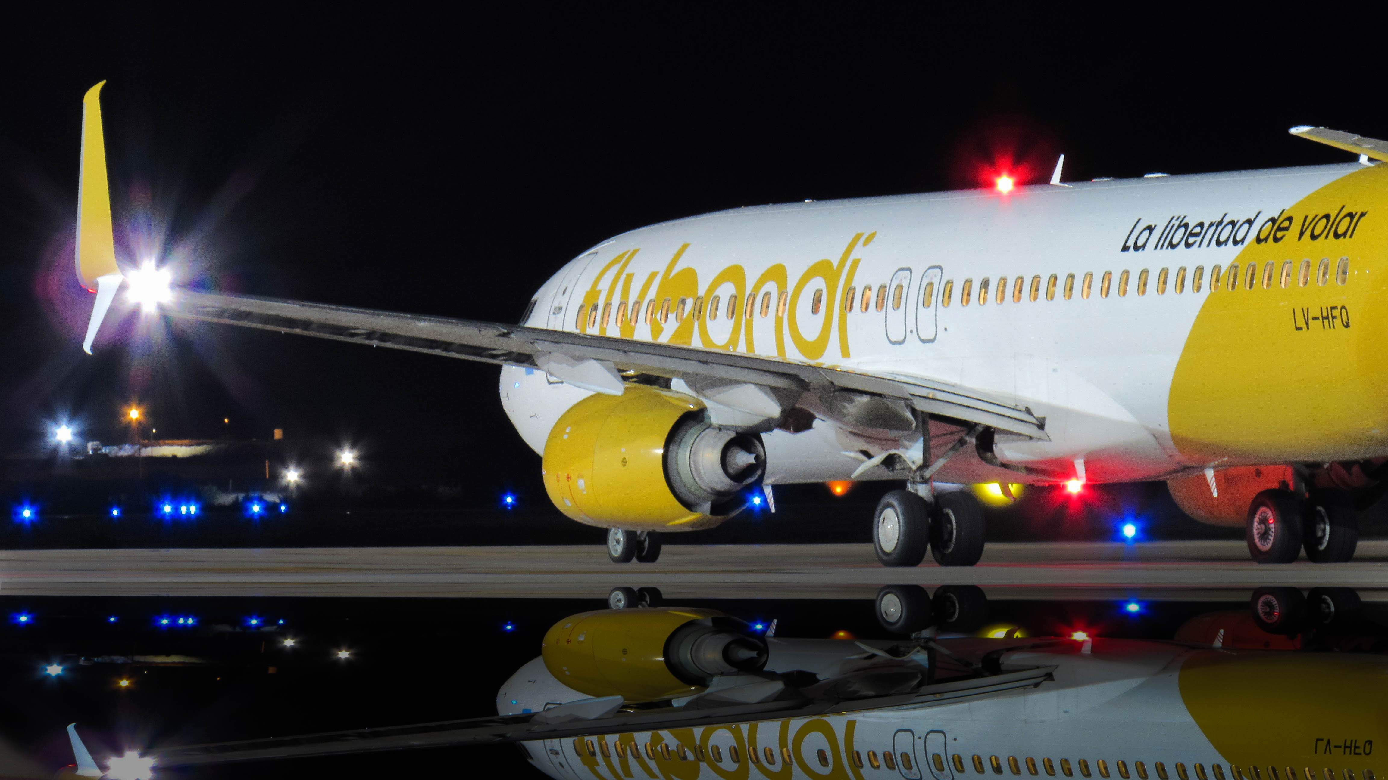 La parálisis de Flybondi: embargos fiscales, pedidos de quiebra y colapso de la flota