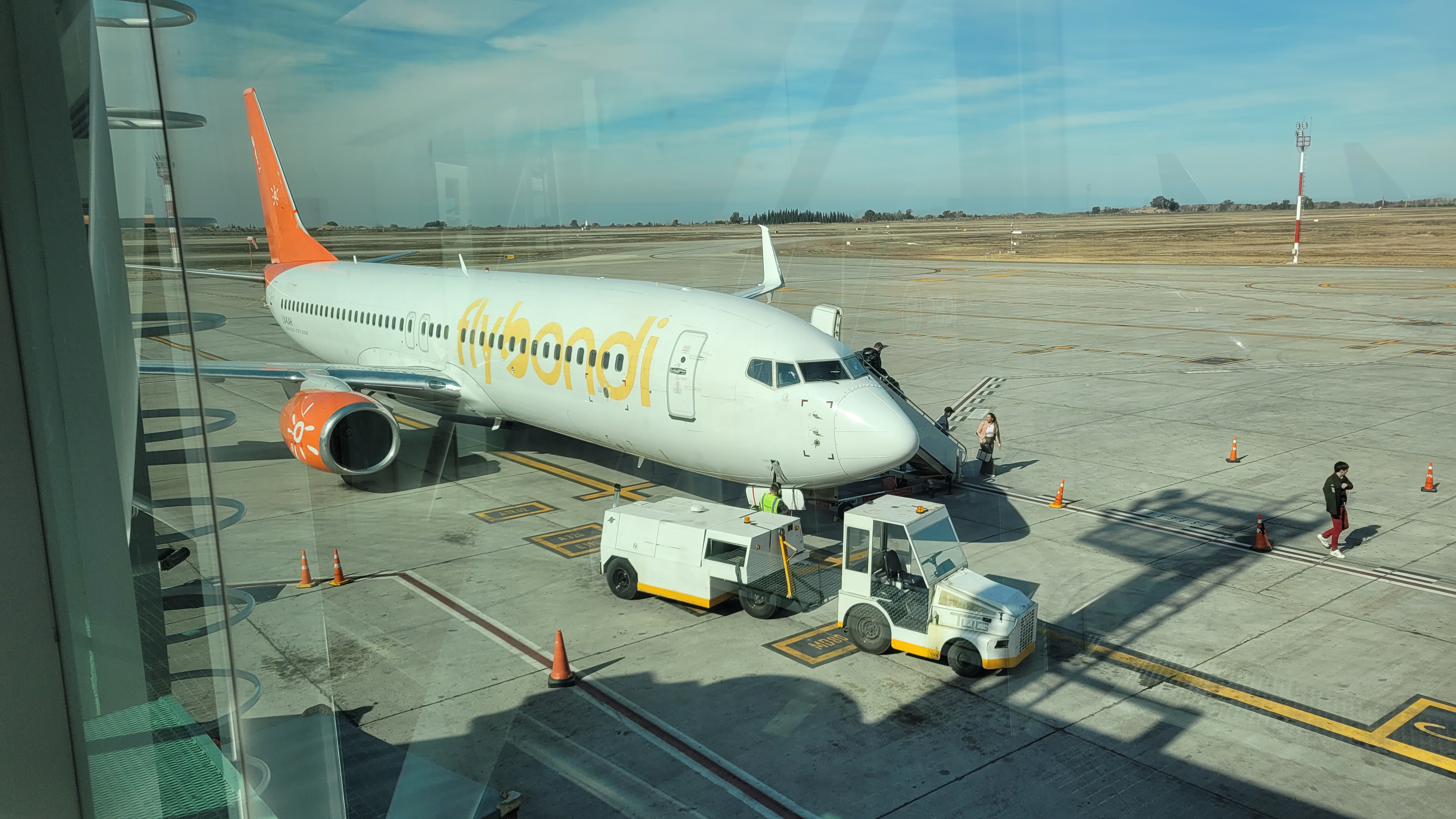 Flybondi enfrenta una severa parálisis operativa tras embargos fiscales y pedidos de quiebra