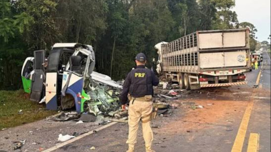 Tragedia vial en Paraná: choque entre un microbús de salud y un camión deja 23 muertos en el sur de Brasil